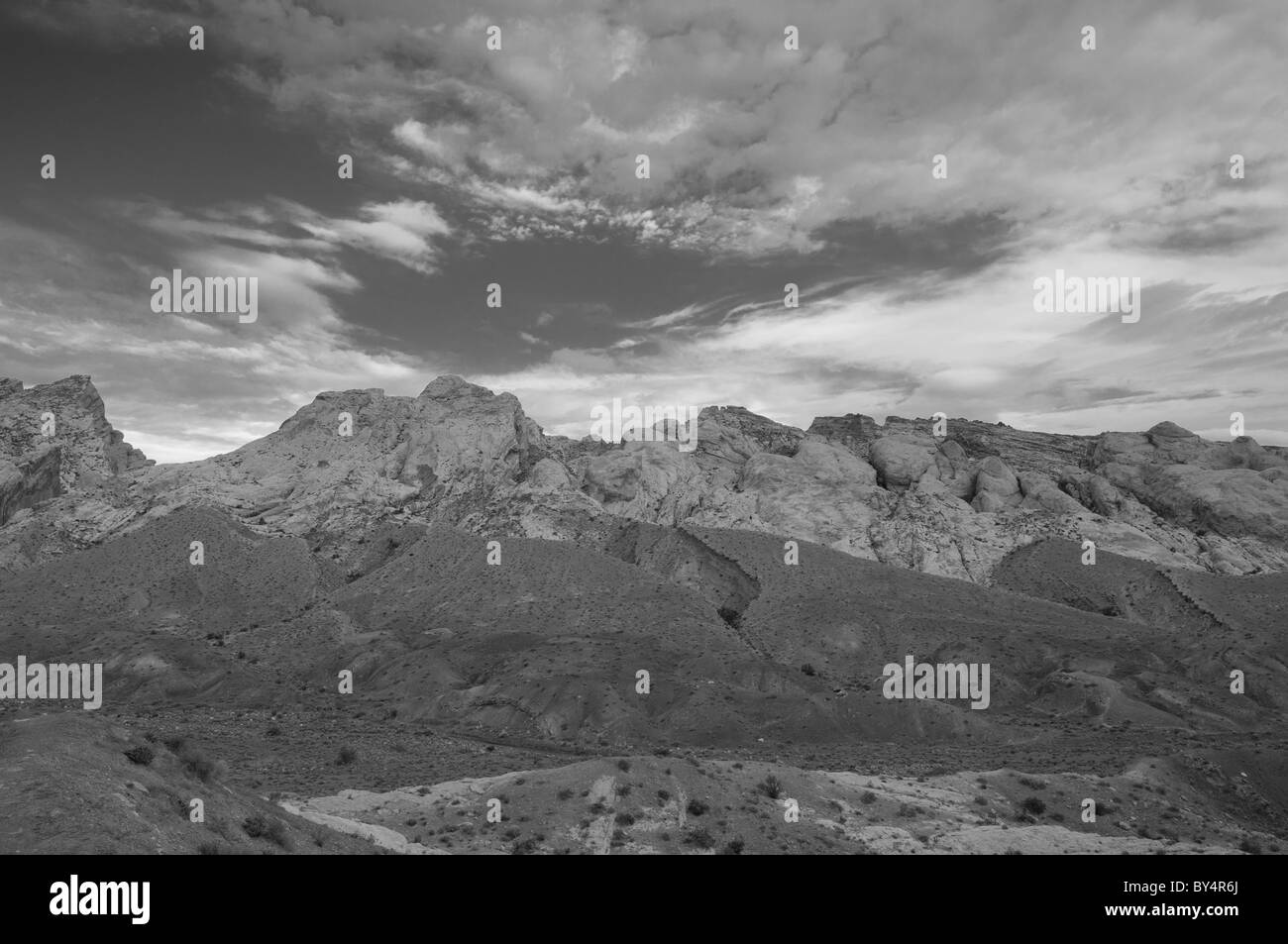 In bianco e nero di nuvole sopra una grande parete del canyon dello Utah Foto Stock