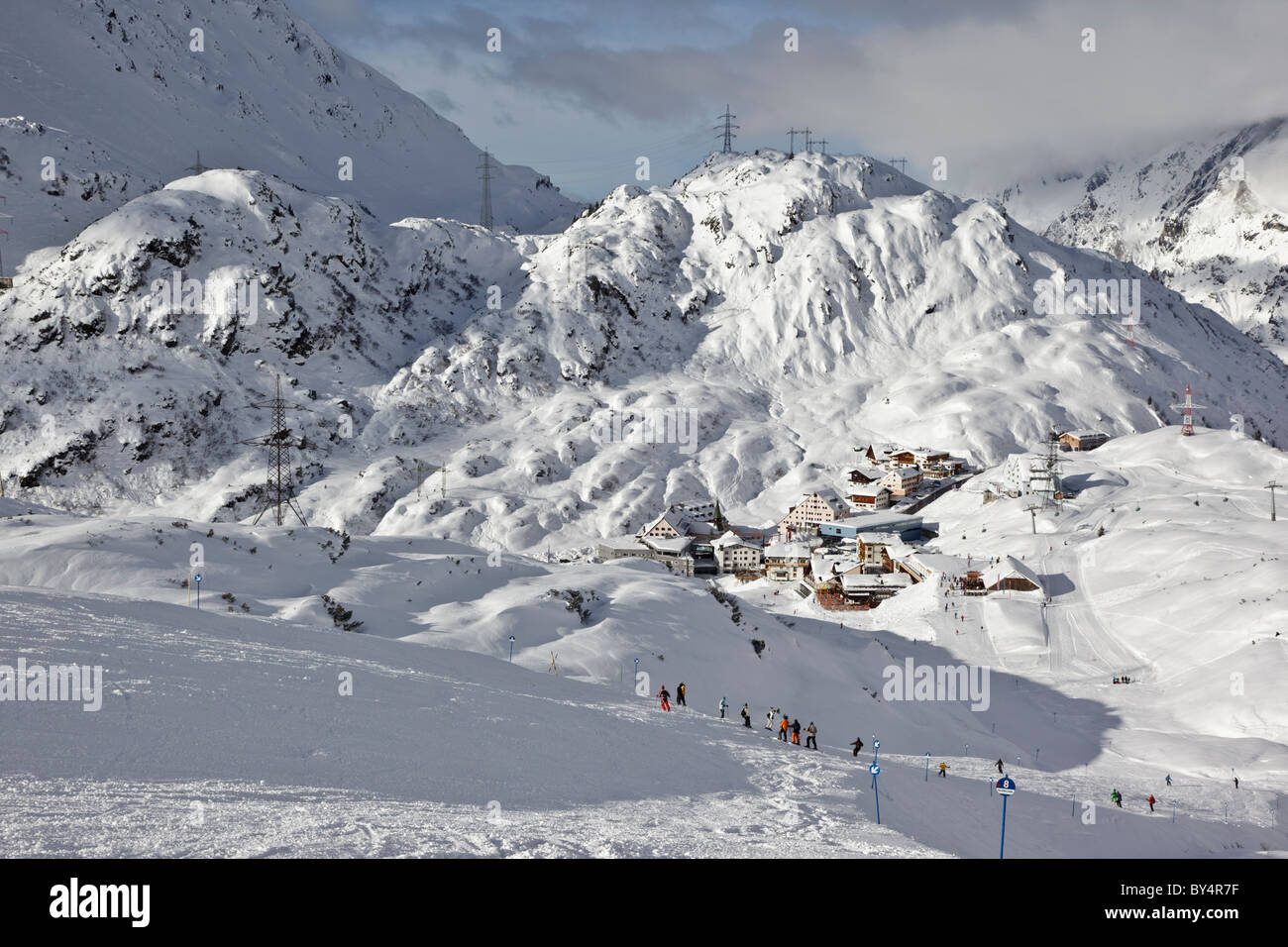 Sciare al di sopra del villaggio di St Christoph am Arlberg in Austria Foto Stock