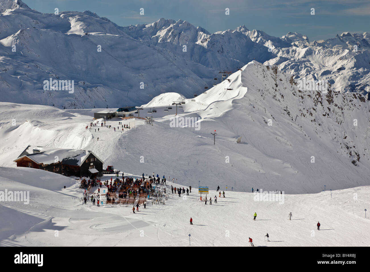 Gli sciatori e gli snowboarder fermarsi per una sosta al famoso Ulmer Hutte in St Anton. La seggiovia Valfagehr è in distanza. Foto Stock
