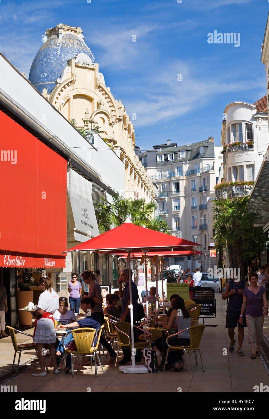 Scena di strada a Vichy (Allier - Auvergne - Francia). Scène de rue dans la Vichy 03200 (Allier 03 - Auvergne - Francia). Foto Stock