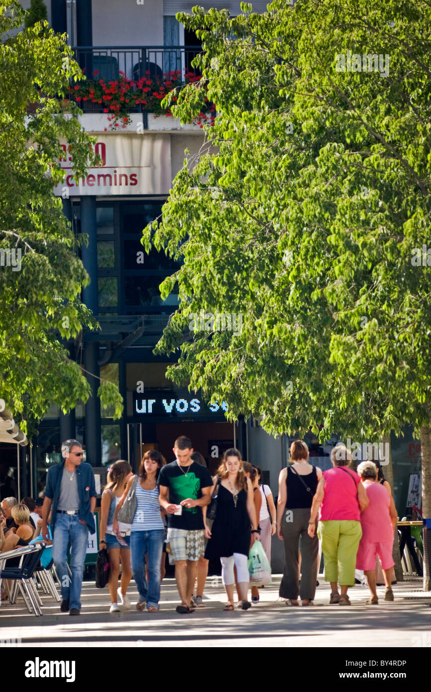 Scena di strada a Vichy (Allier - Auvergne - Francia). Scène de rue dans la Vichy 03200 (Allier 03 - Auvergne - Francia). Foto Stock