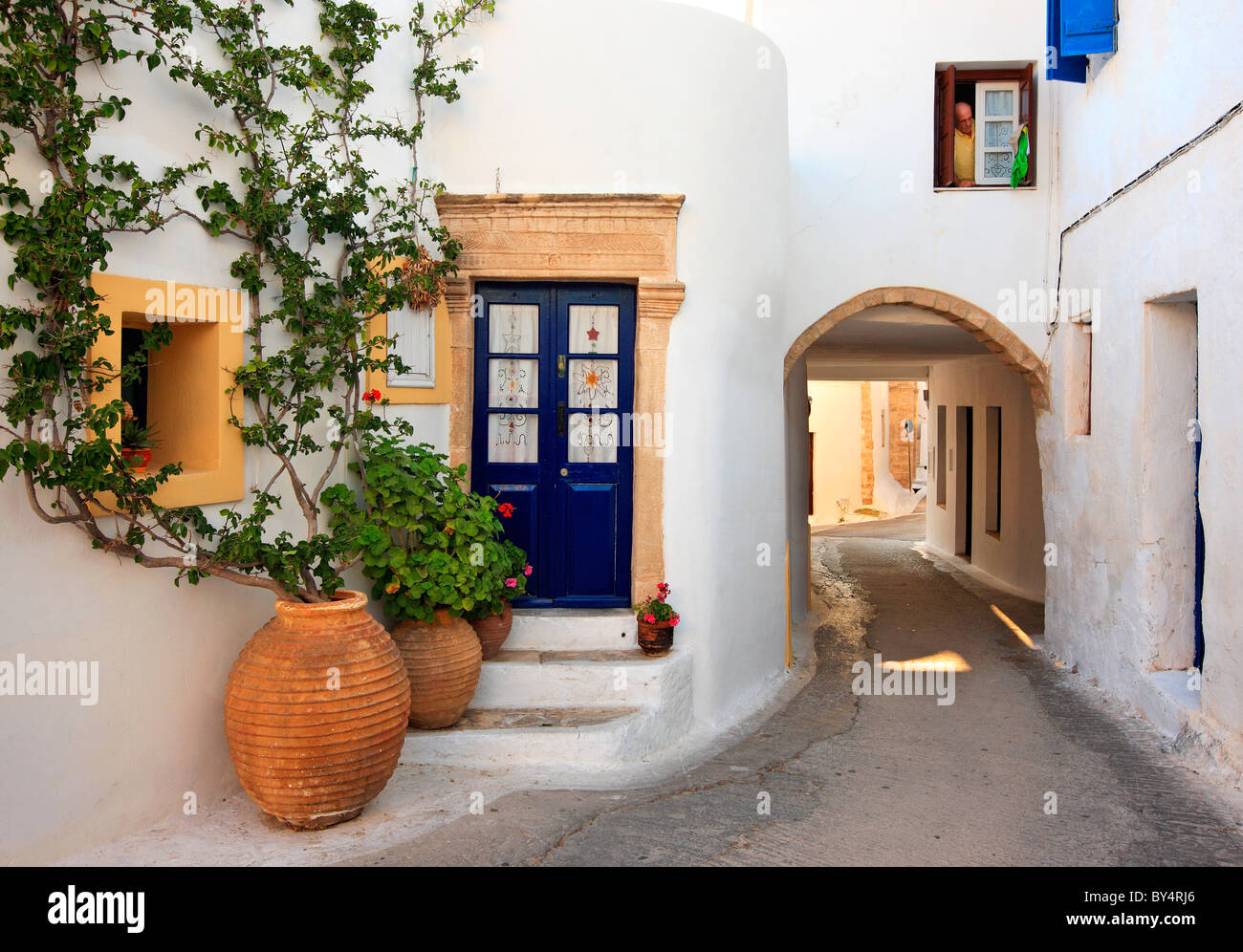 La Grecia, Cythera (o 'Kithira') isola. Vista da un vicolo pittoresco nel villaggio di Hora, il 'capitale' dell'isola Foto Stock