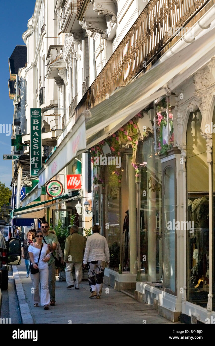 Scena di strada a Vichy (Allier - Auvergne - Francia). Scène de rue dans la Vichy 03200 (Allier 03 - Auvergne - Francia). Foto Stock