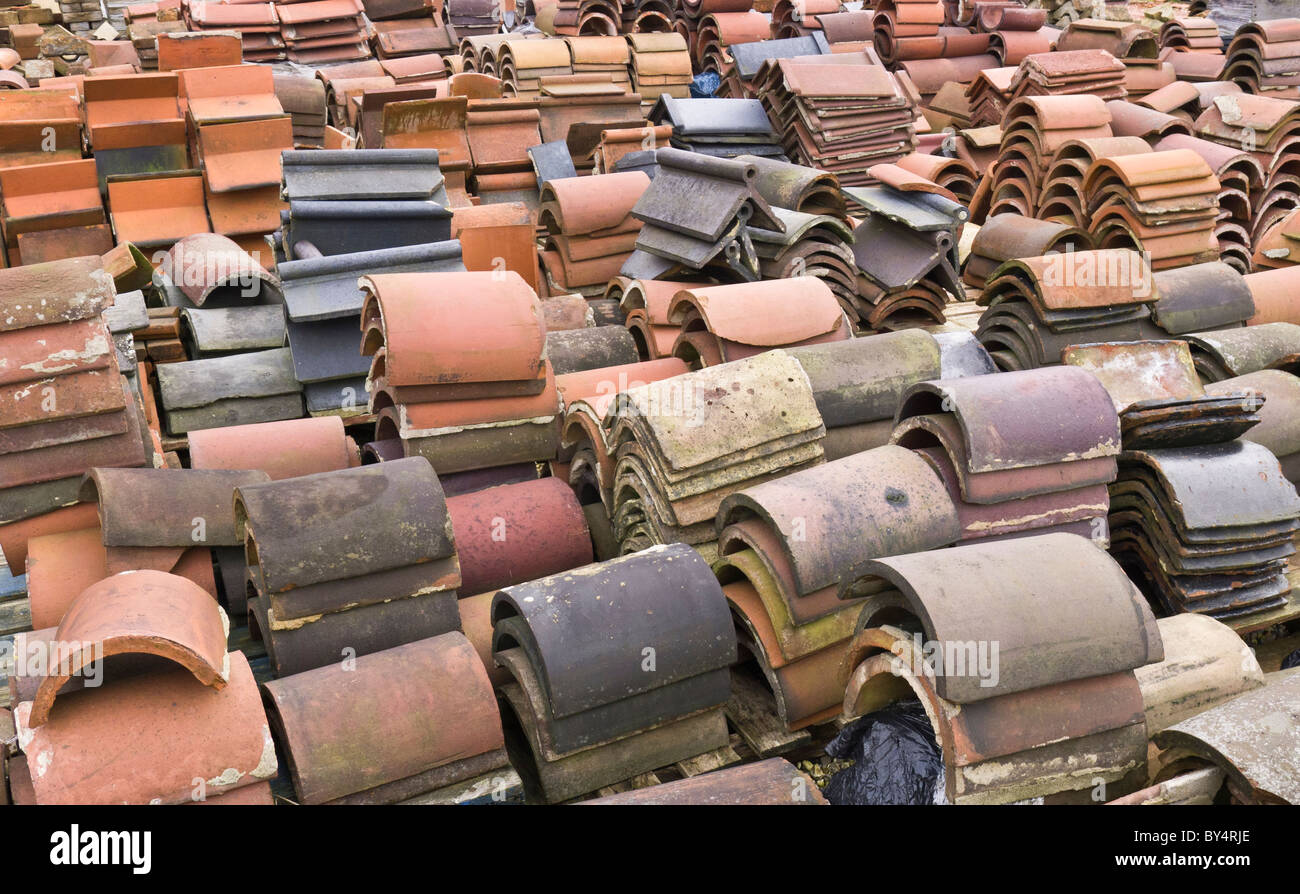Una selezione di tegole del tetto in corrispondenza di un cantiere reclaimation. Foto Stock