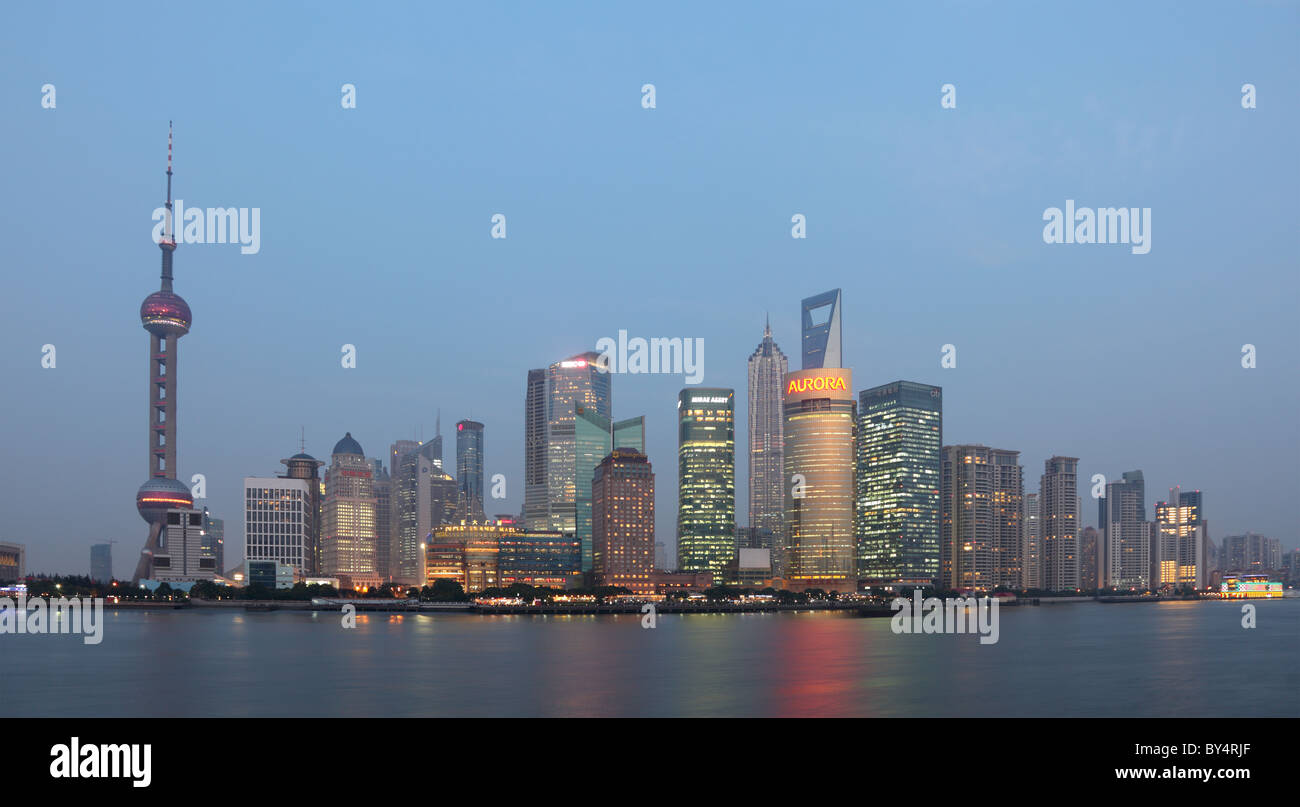 Skyline di Pudong al crepuscolo. Shanghai in Cina Foto Stock