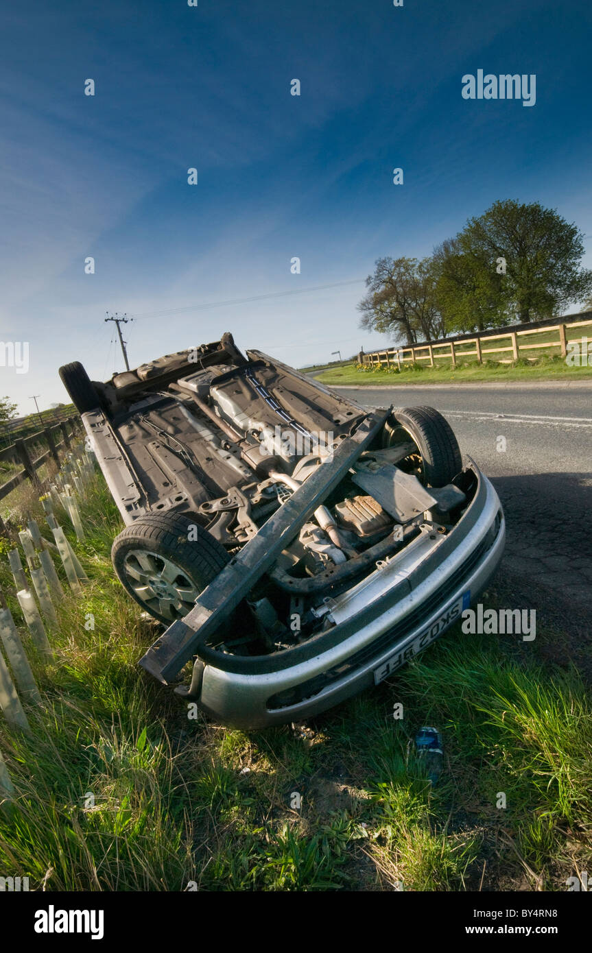 Non fatale incidente auto su una strada di campagna, un conducente minorenne e la vettura presa senza il consenso dell'utente. Foto Stock