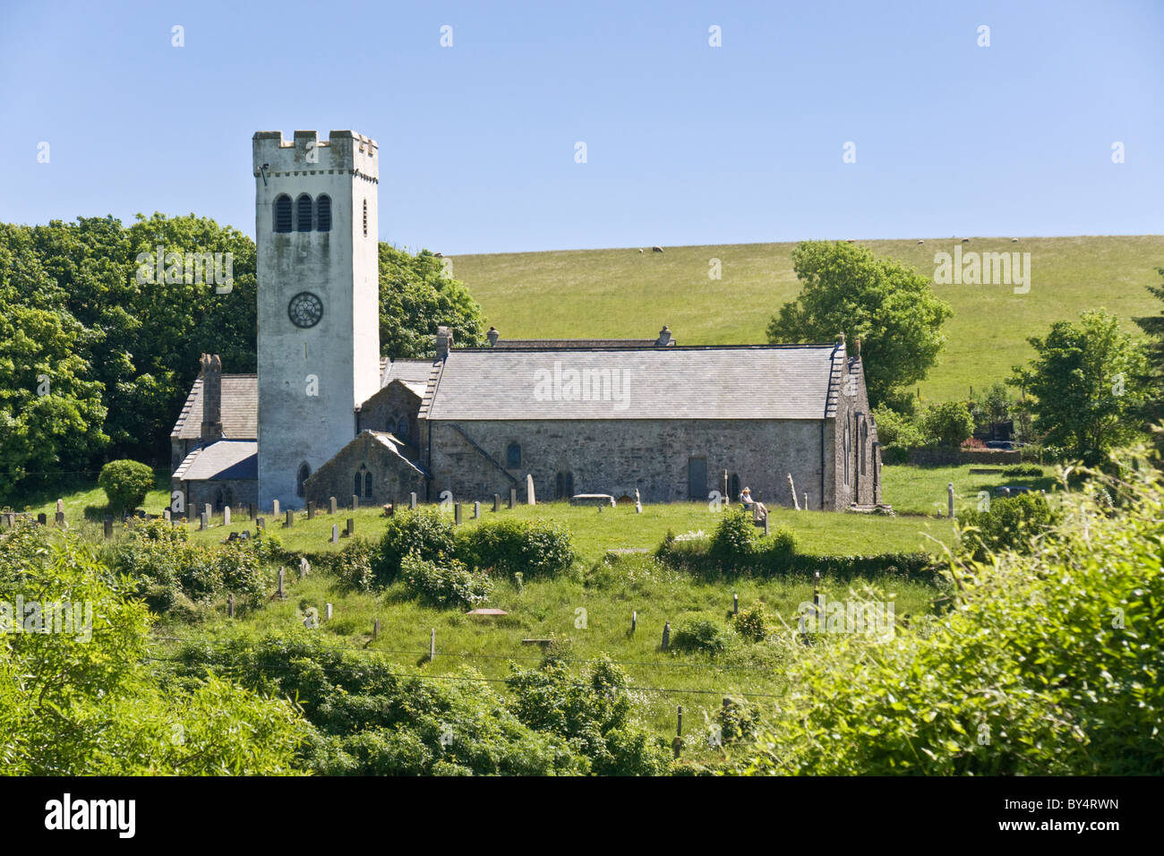 Manorbier Chiesa fotografato dal parco del castello, Pembrokeshire Foto Stock