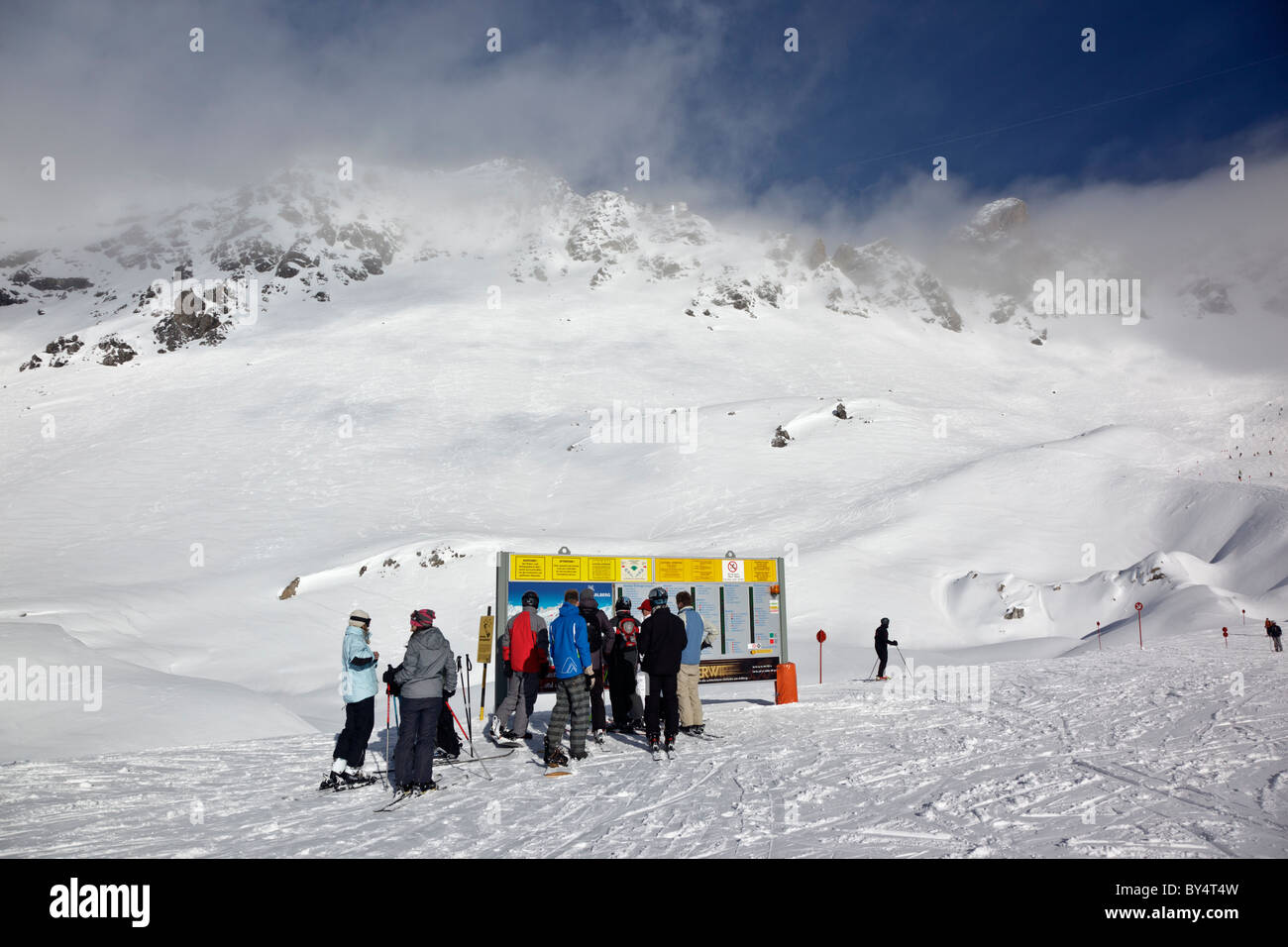 Gli sciatori e snowboard consultare uno dei grandi mappe delle piste sul Monte in St Anton a pianificare il loro percorso. Foto Stock