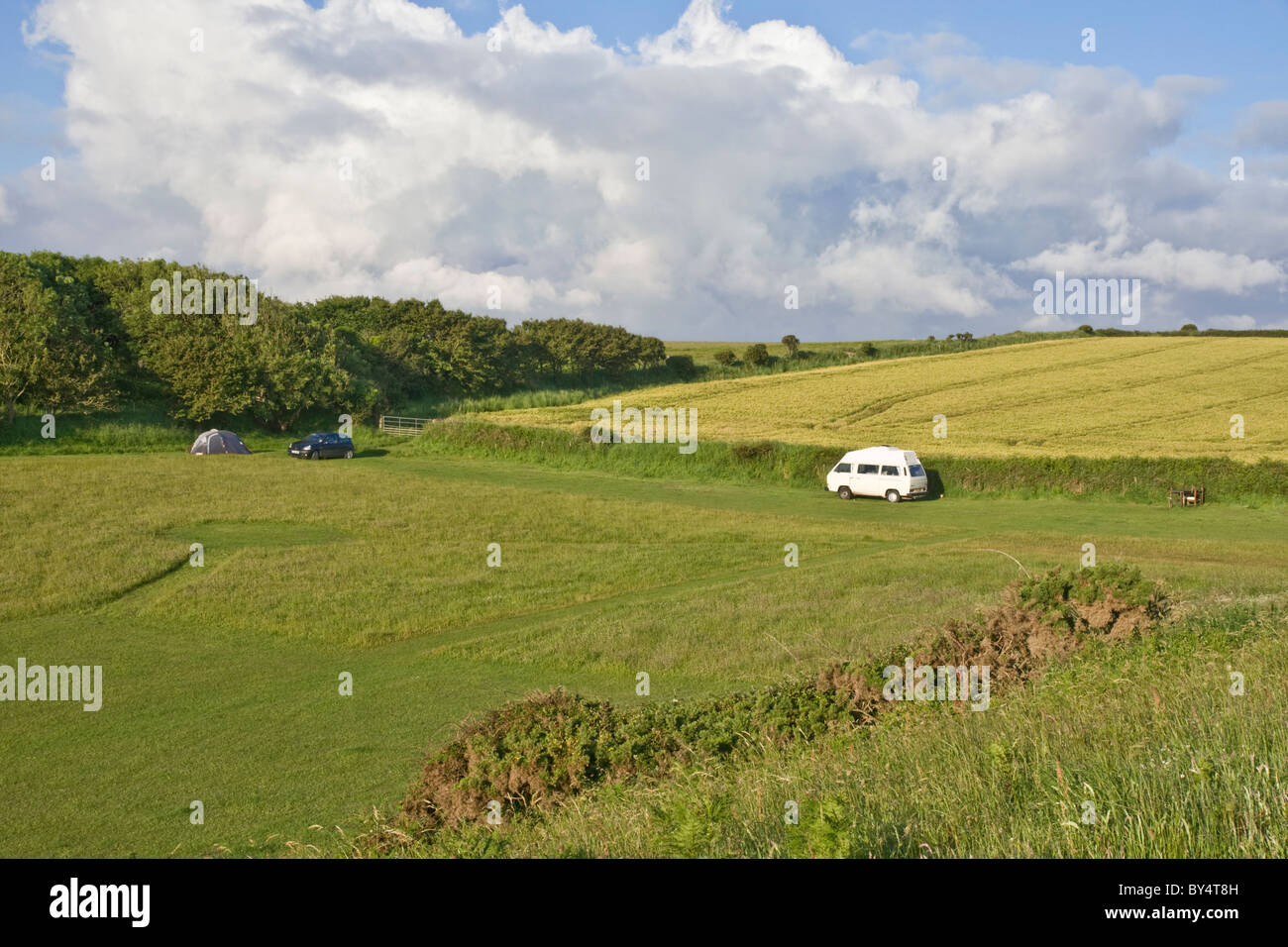 Tranquillo campeggio in Pembrokeshire mostrato con una tenda e un motorino caravan sul sito. Foto Stock