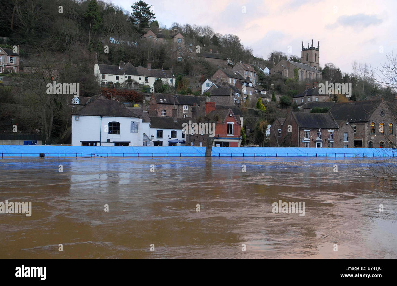 Alluvione barriere di difesa a trattenere acqua di inondazione in Ironbridge, Shropshire come il fiume Severn ha rotto le sue banche 2008 Foto Stock