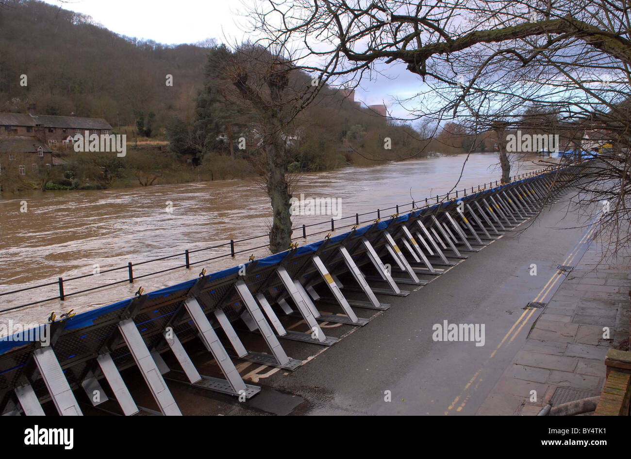 Alluvione barriere di difesa a trattenere acqua di inondazione in Ironbridge, Shropshire come il fiume Severn ha rotto la sua banche. Foto Stock