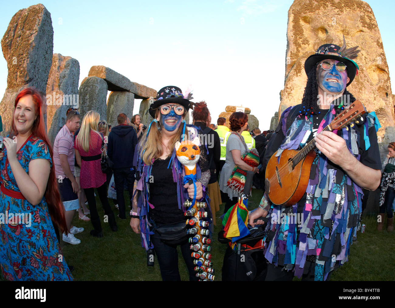 I frequentatori del festival presso il Solstizio d'estate Stonehenge al crepuscolo UK Europa Foto Stock