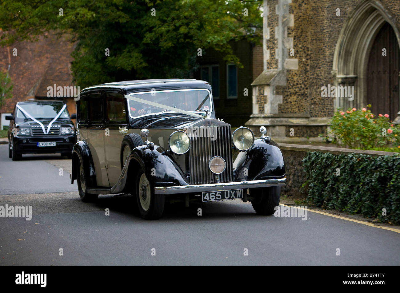 Vintage Rolls Royce auto nozze arrivando alla chiesa Foto Stock