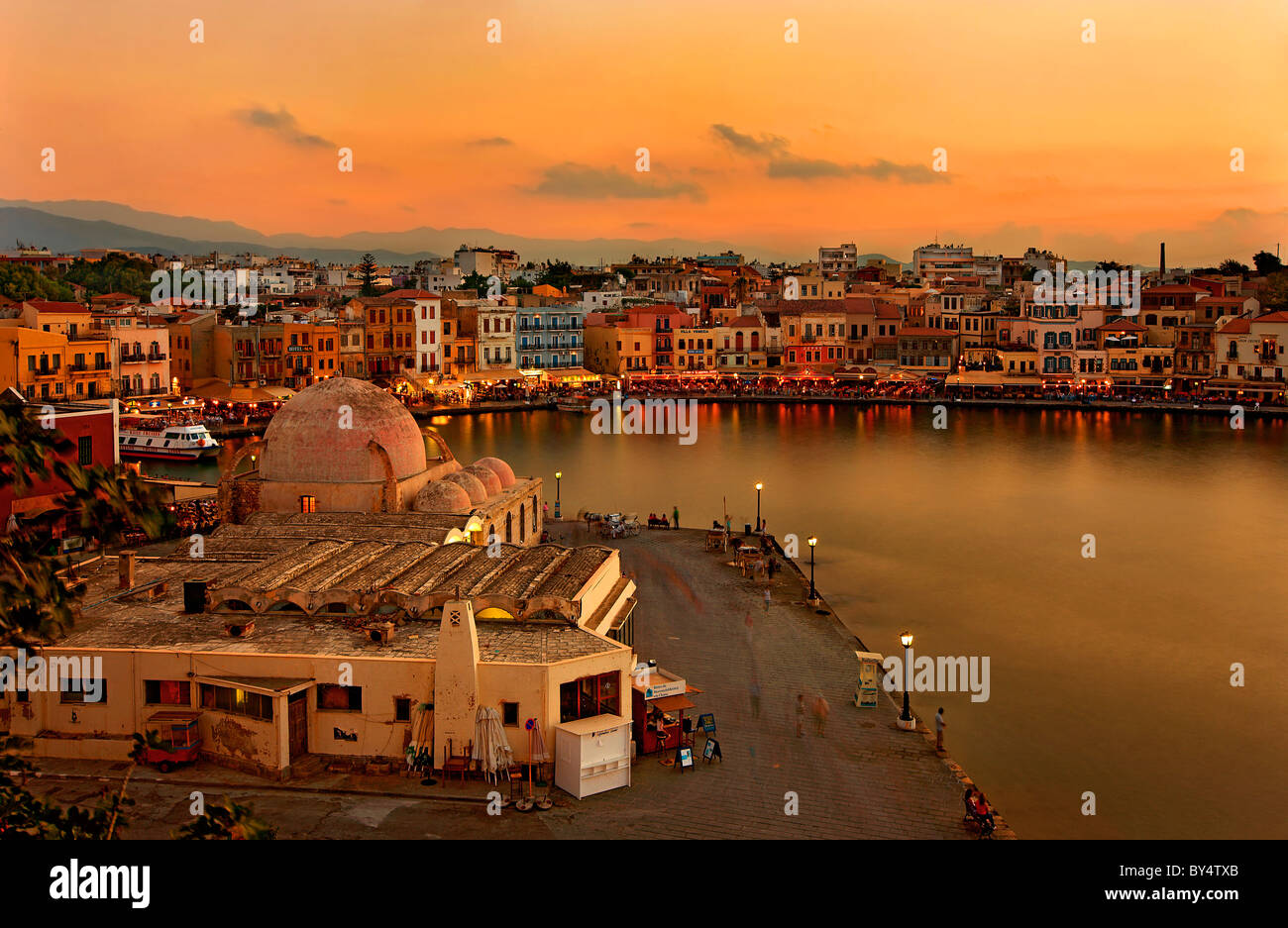 Il vecchio porto veneziano di Hania città dopo il tramonto, Creta, Grecia. Foto Stock