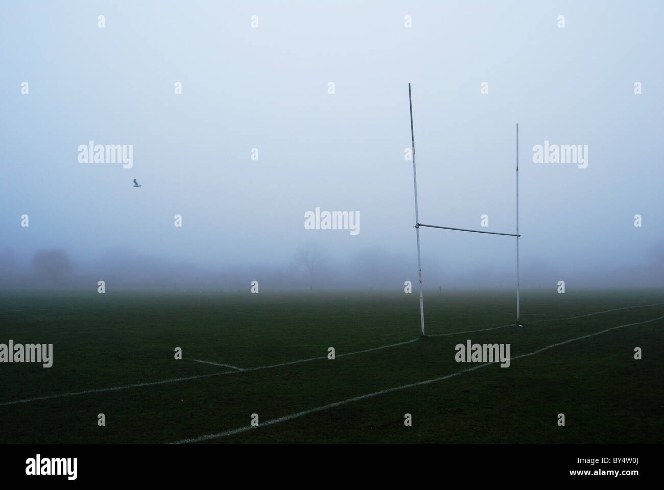 Foschia mattutina su una scuola campo da gioco Foto Stock