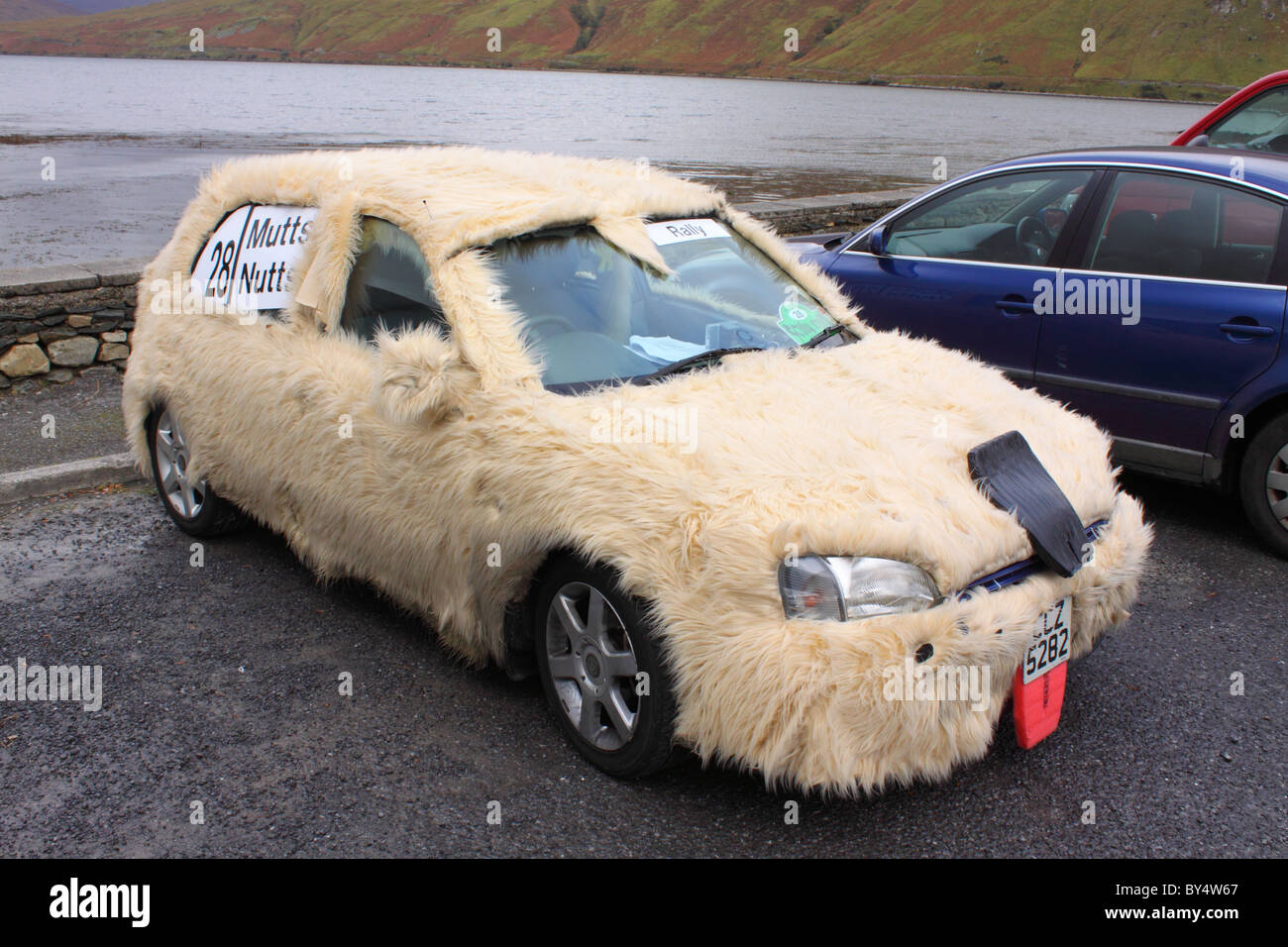 Un peloso auto su 'Scalmente rally', un banger auto da rally in Irlanda Foto Stock
