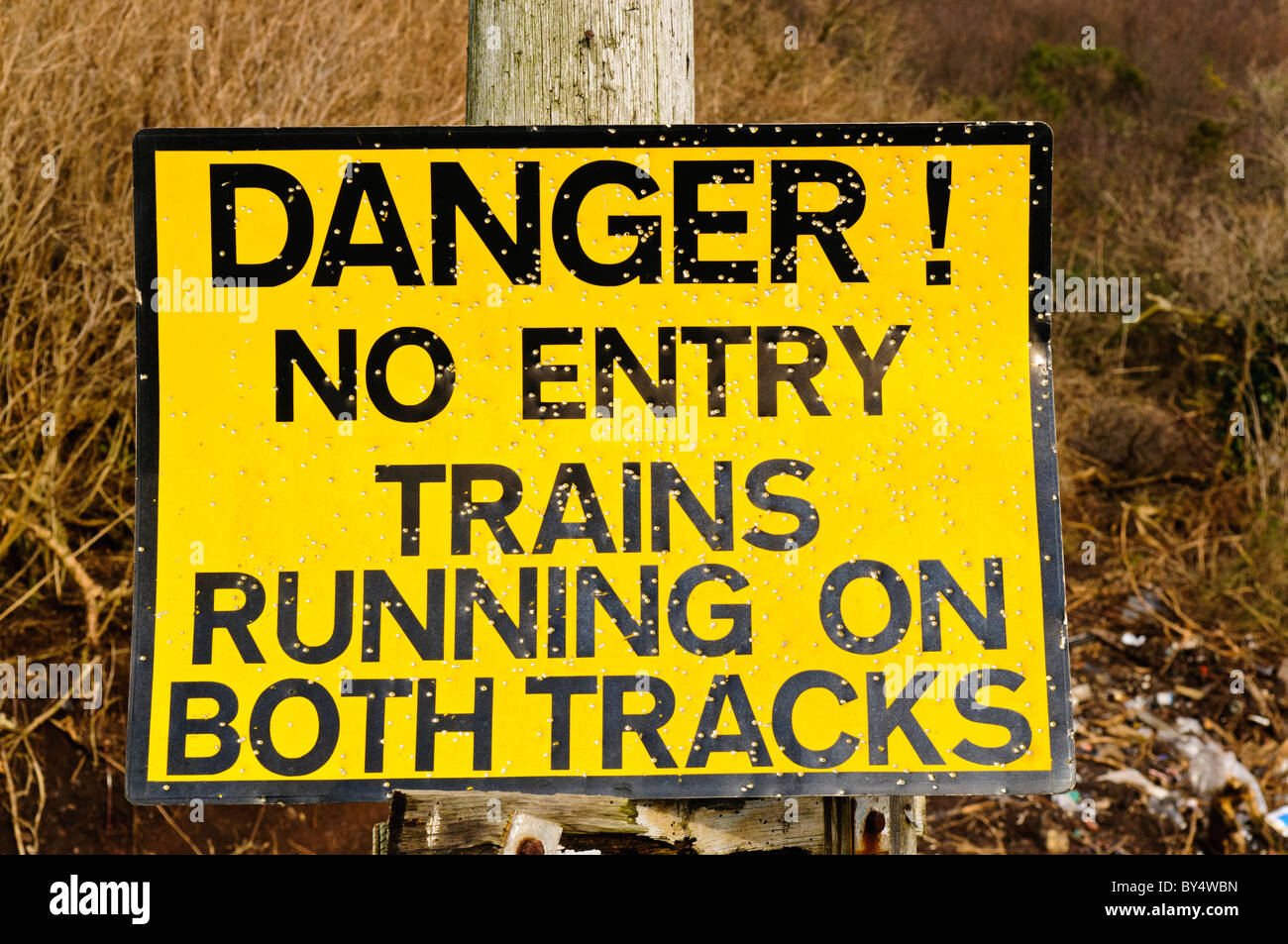 Segno ferroviaria dicendo "rabbia! Nessuna voce. Treni che circolano su entrambe le vie", Opener con fucile agglomerati in forma di pellets Foto Stock