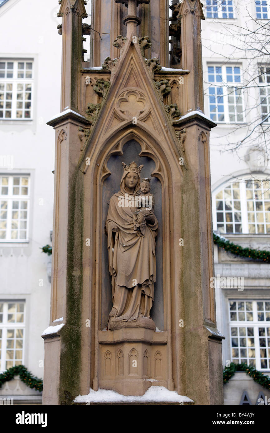 Medio-età Maria e Gesù Cristo scultura memoriale religioso/colonna ad Aquisgrana in Germania Foto Stock