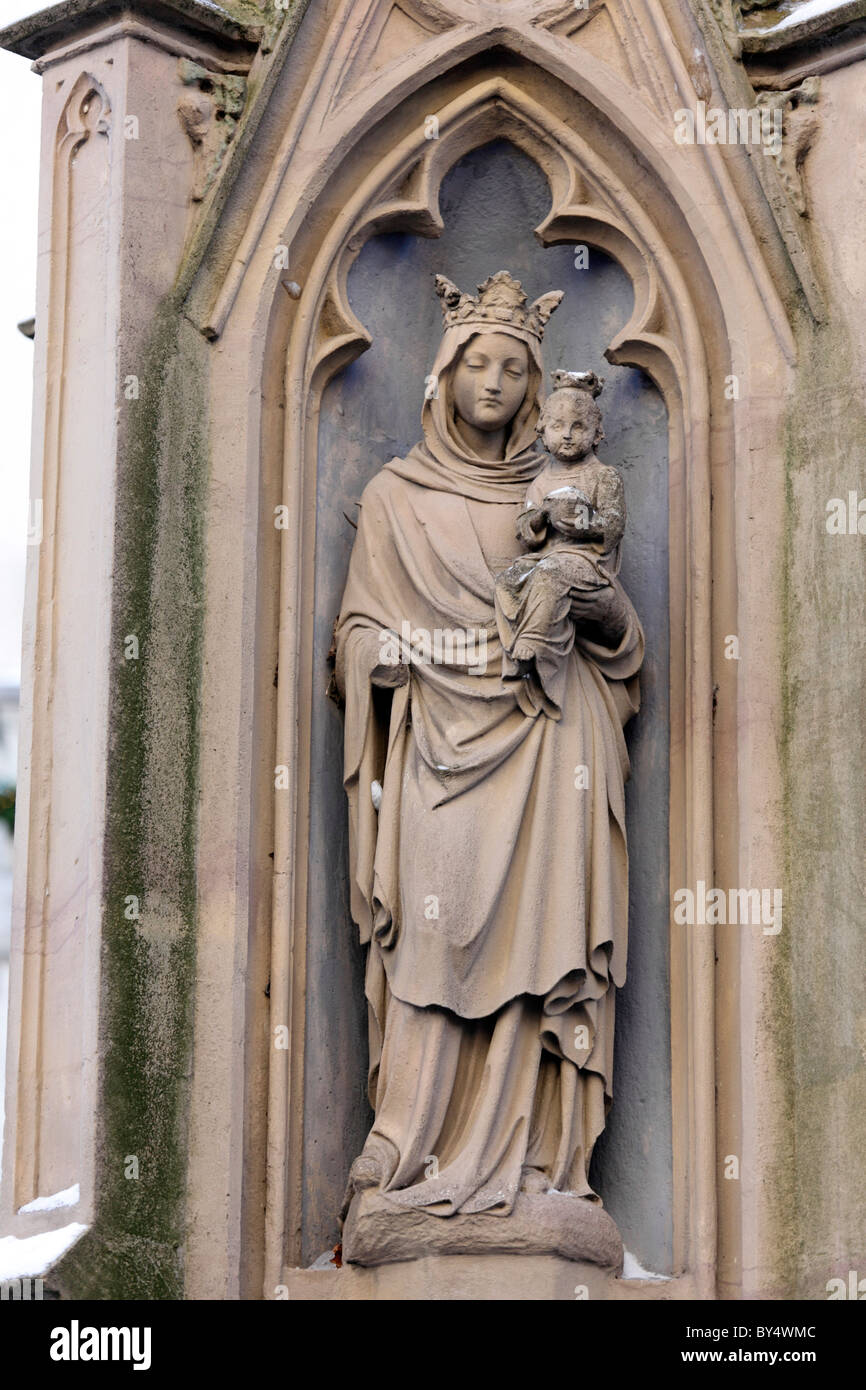 Medio-età Maria e Gesù Cristo scultura memoriale religioso/colonna ad Aquisgrana in Germania Foto Stock