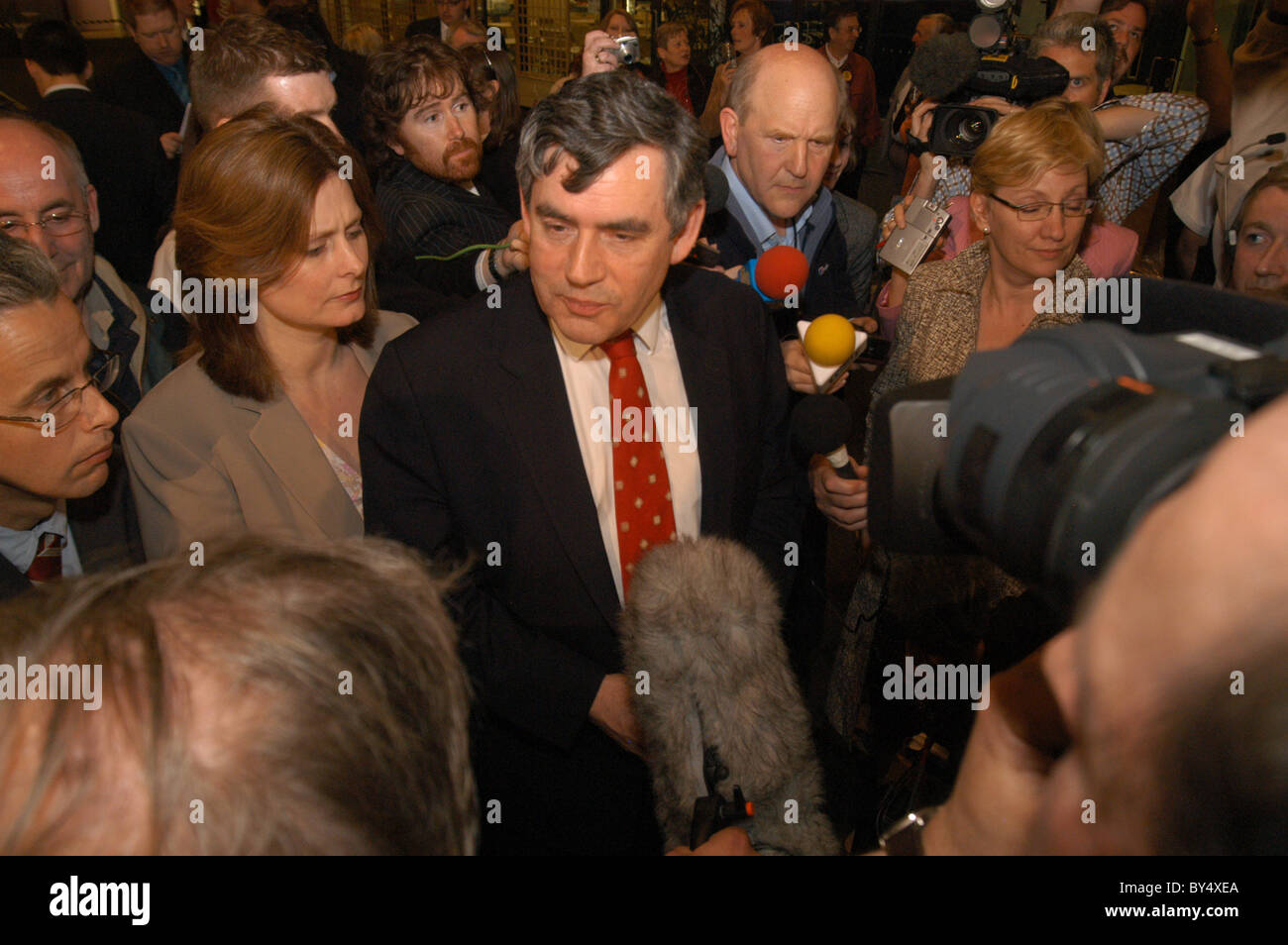 Ex primo ministro britannico Gordon Brown e sua moglie Sara su elezione notte a Kirkcaldy. Foto Stock