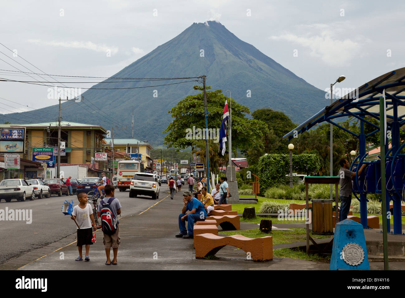 La città di La Fortuna de San Carlos con il Vulcano Arenal incombente in background, Alajuela in Costa Rica. Foto Stock
