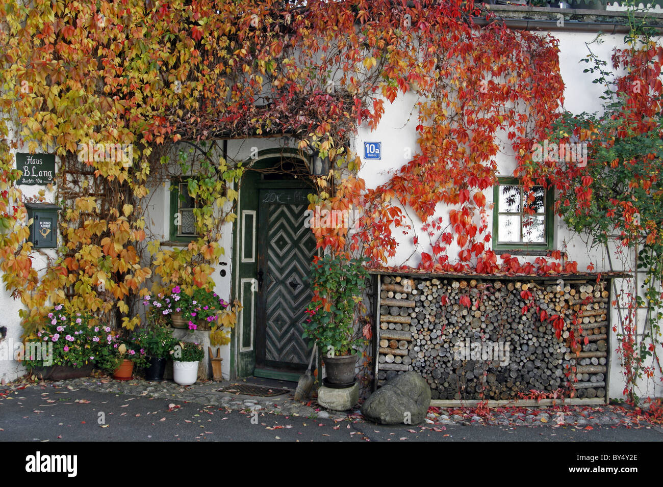Germania Baviera Oberammergau edificio dipinto di facciata con finestre e persiane architettura luftmaileri dettaglio legna caduta Foto Stock