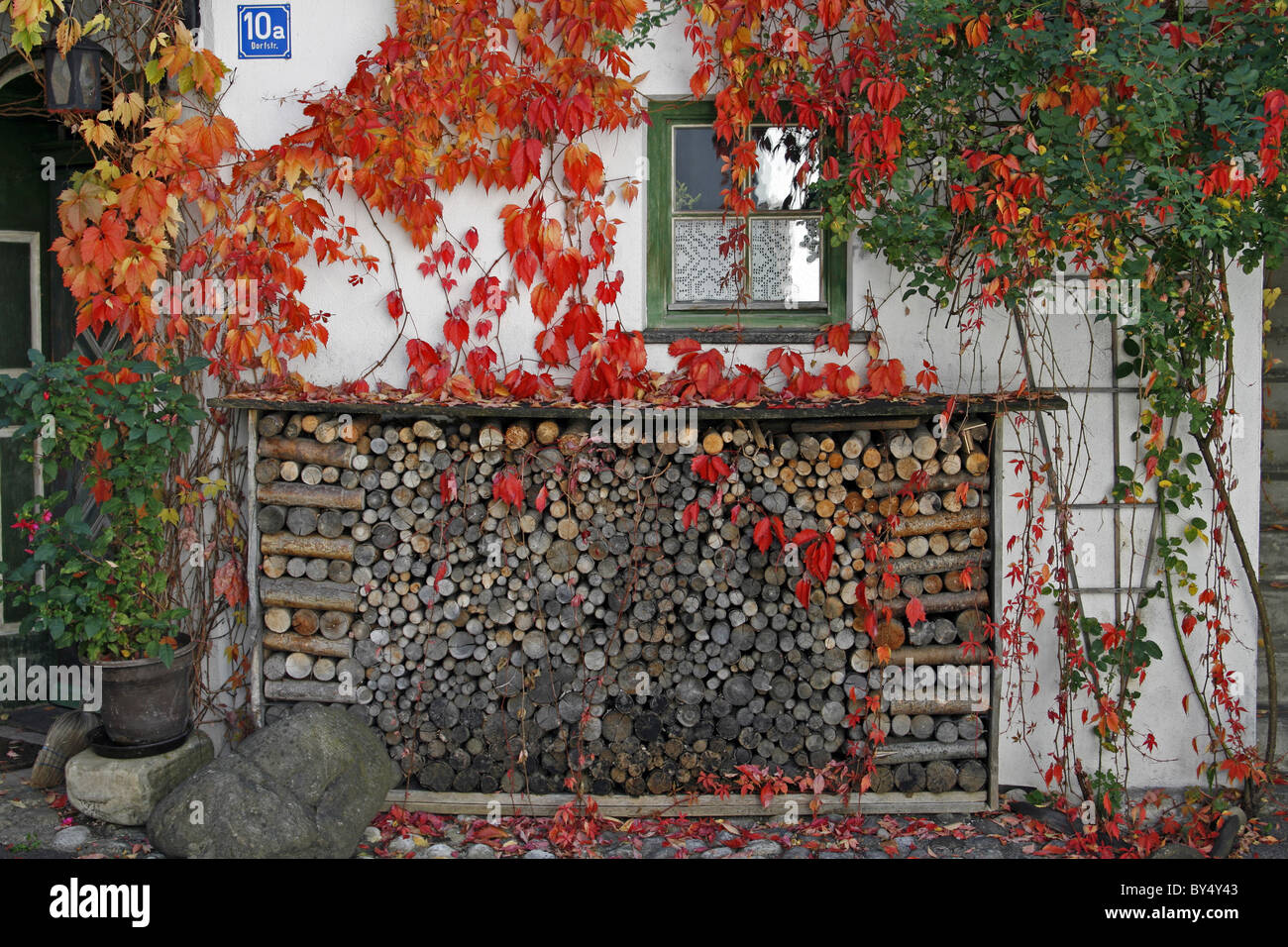 Germania Baviera Oberammergau edificio dipinto di facciata con finestre e persiane architettura luftmaileri dettaglio legna caduta ri Foto Stock