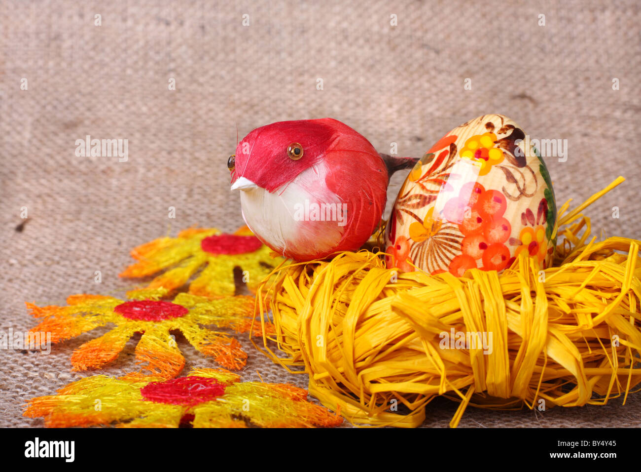 Uovo di Pasqua nel nido su saccheggi sullo sfondo Foto Stock