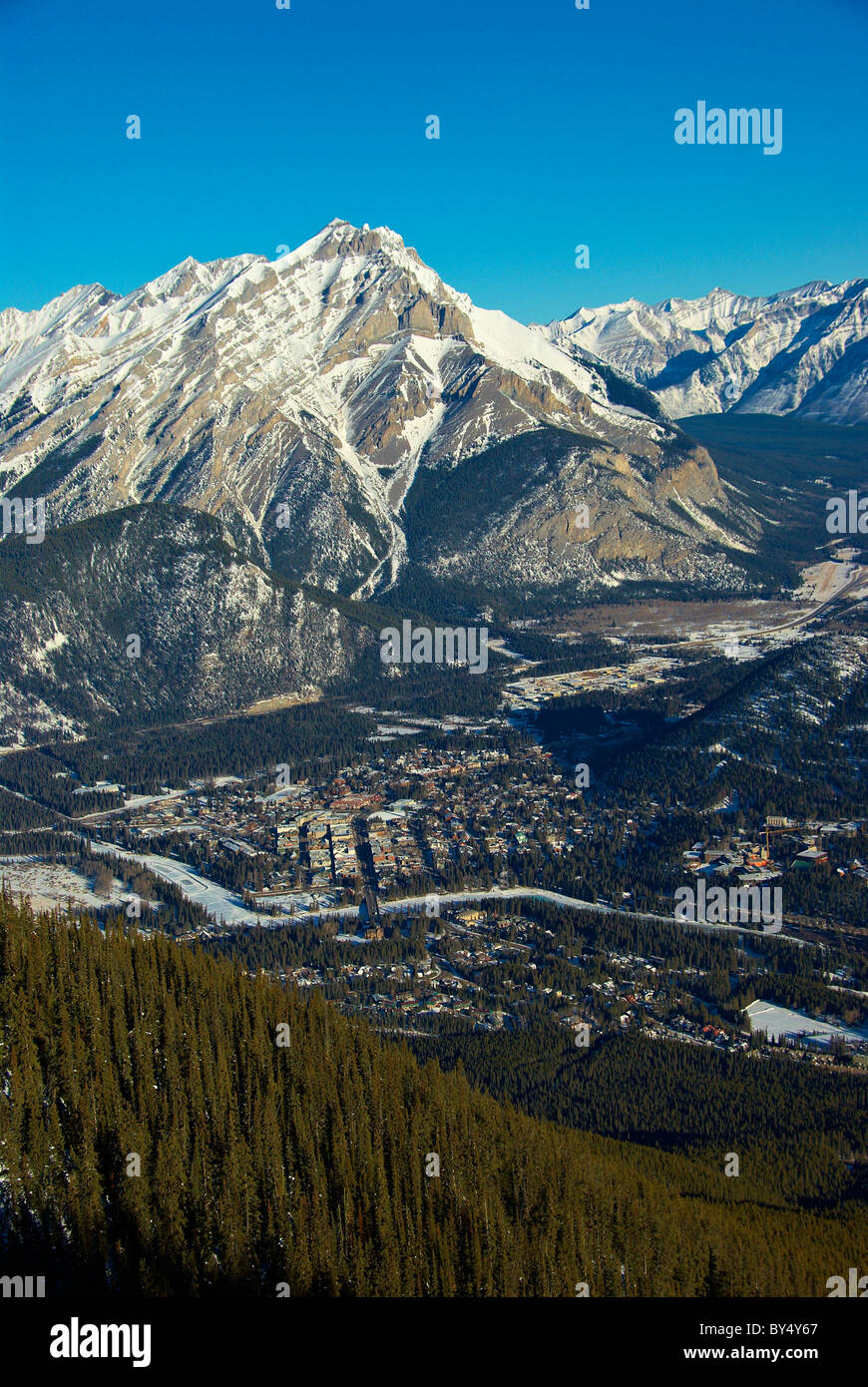 Banff vista città da Banff Gondola sulla Montagna di Zolfo Foto Stock