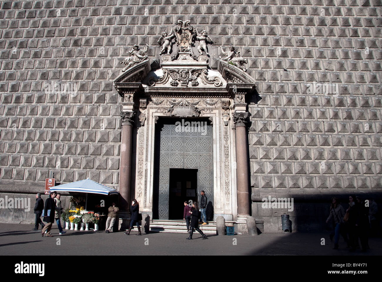 La porta principale della Chiesa del Gesù Nuovo, Napoli in Spaccanapoli (street) area Foto Stock