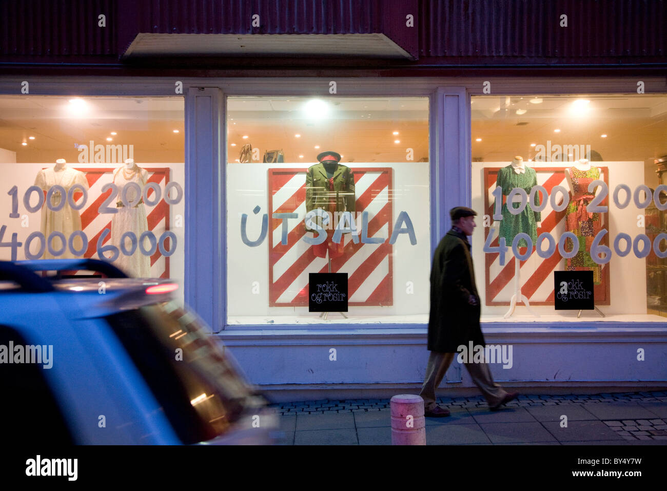 Uomo che cammina davanti a un negozio il Laugavegur, Reykjavik la principale strada dello shopping, Islanda Foto Stock