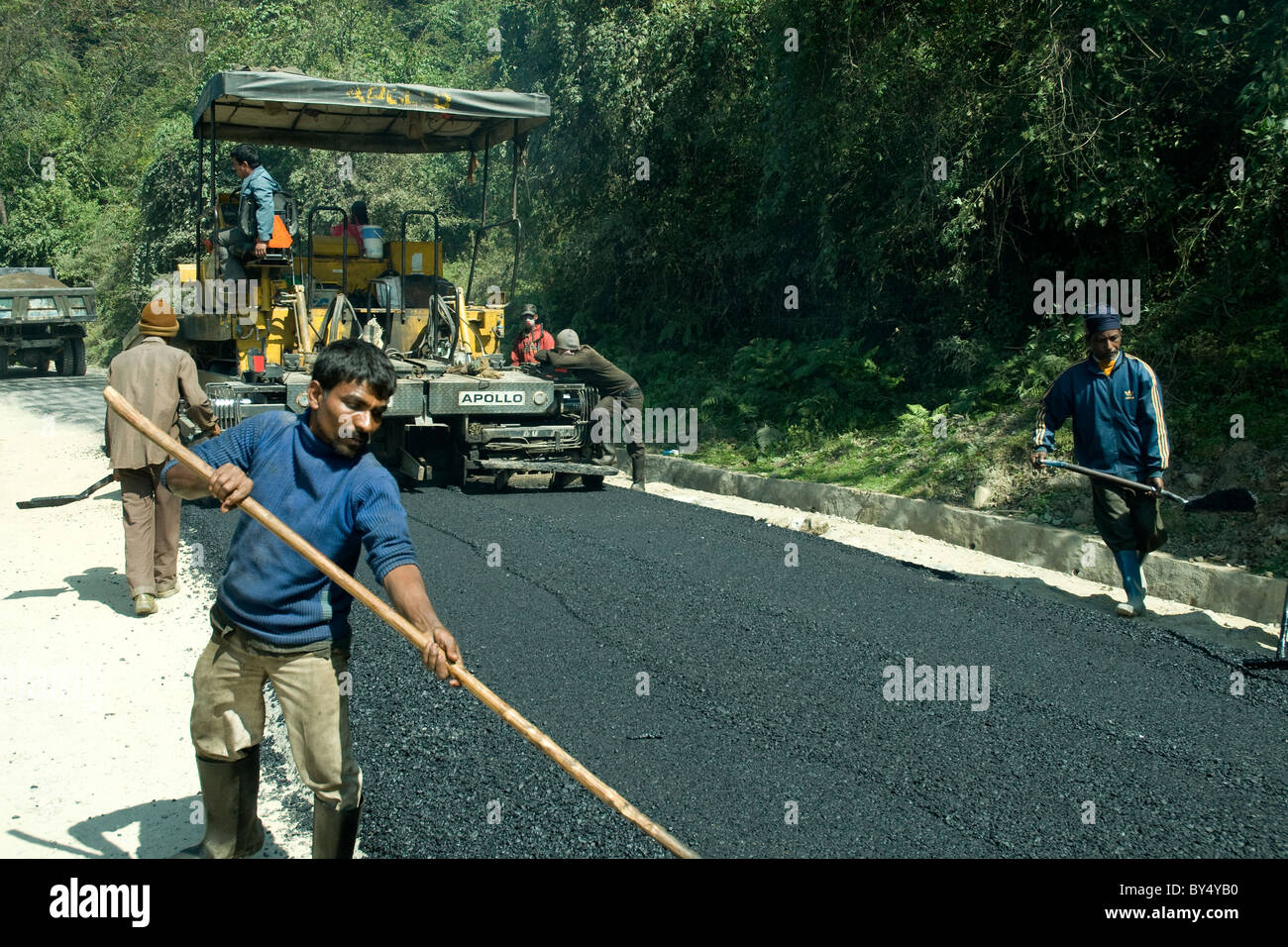 In montuoso Bhutan la rete stradale e le superfici sono costantemente riparati e estesa Foto Stock