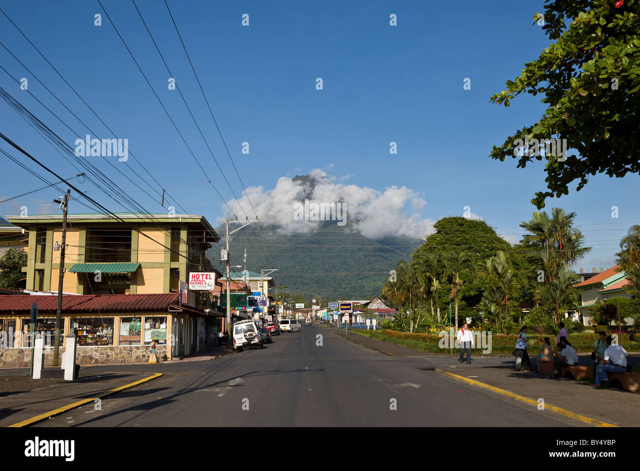 Mattina nubi oscure il cono superiore dell'incombente Vulcano Arenal in La Fortuna de San Carlos, Alajuela in Costa Rica. Foto Stock