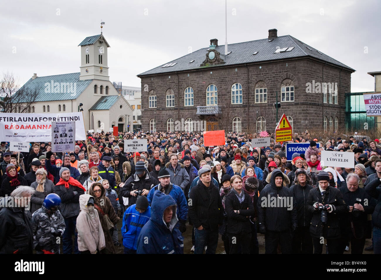 Dimostranti al Austurvollur, Reykjavik Islanda Foto Stock
