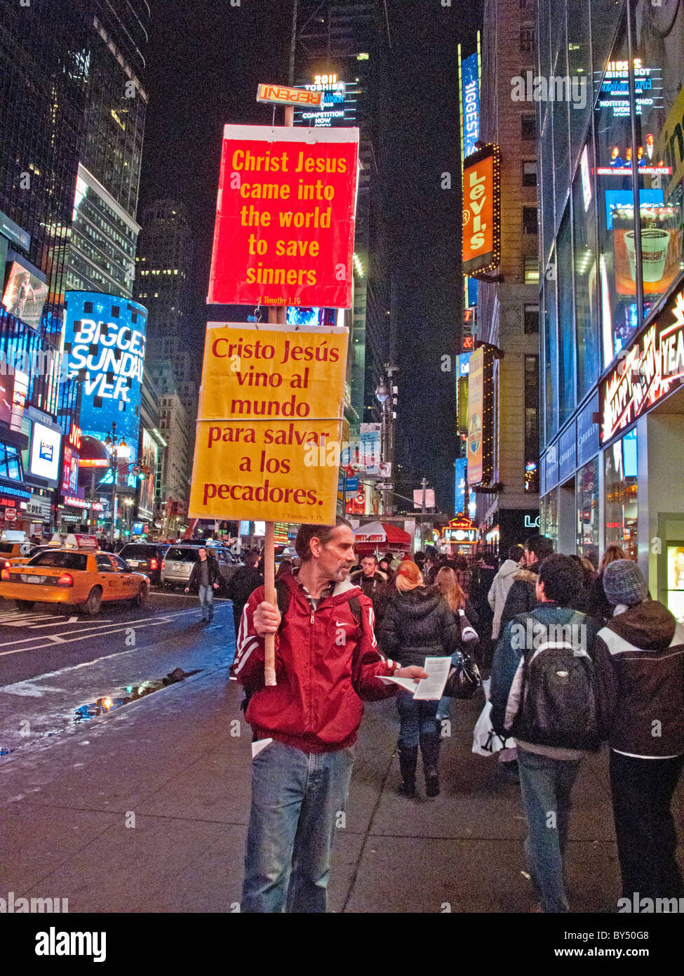 Un proselitismo religioso porta revivalista bilingue in segno cristiano in Times Square e Midtown Manhattan, a New York City. Foto Stock