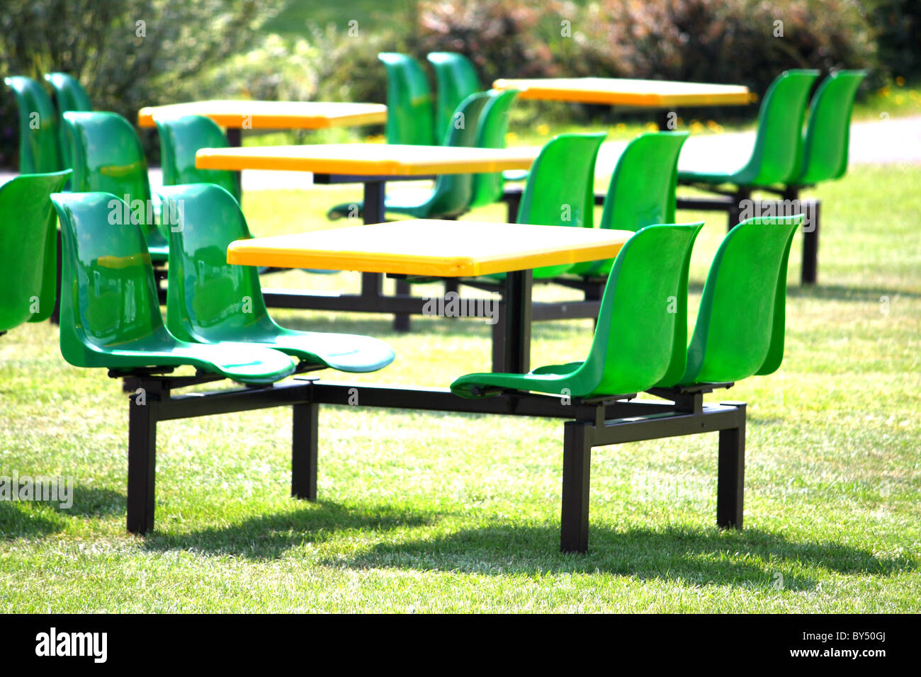 Una serie di tavoli da picnic e sedie noleggiato pronto per un corporate carità evento Foto Stock