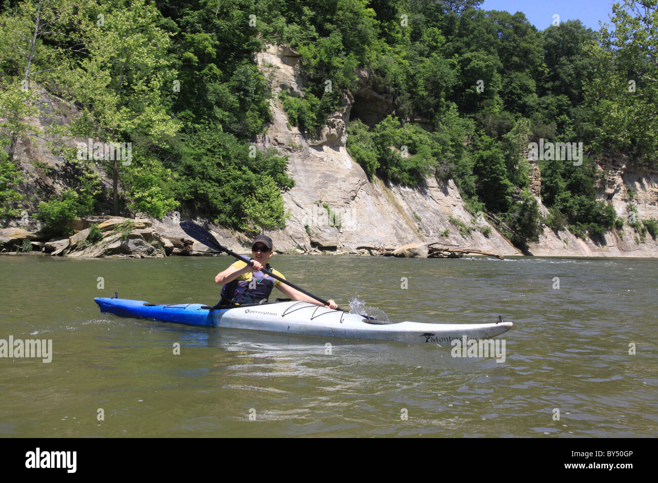 Donna kayaker scogliera di arenaria Sugar Creek Turchia eseguire Stato Parco Indiana Foto Stock