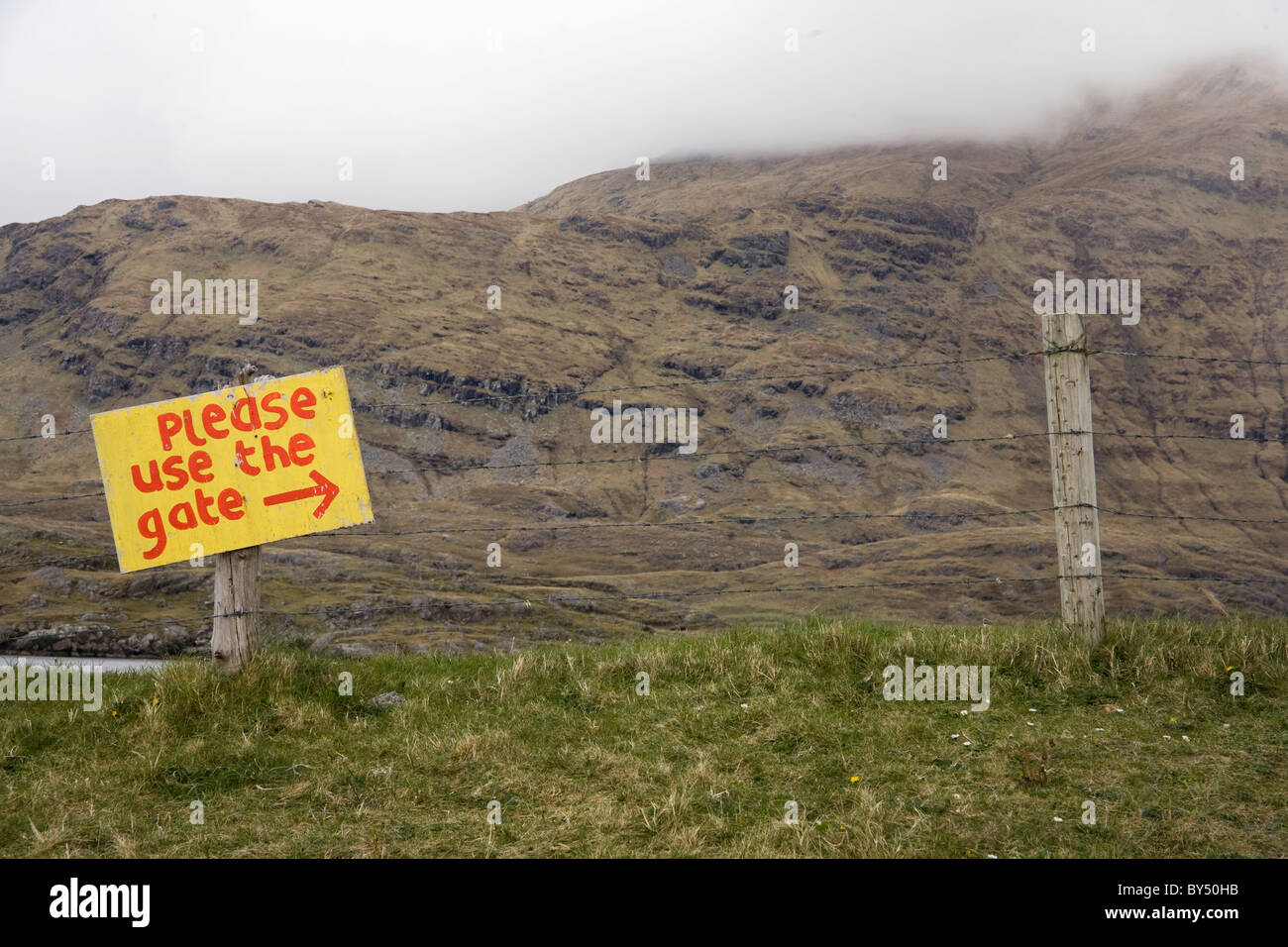 Firmare in un recinto a leggere 'si prega di utilizzare il gate' nel Parco Nazionale del Connemara, Irlanda Foto Stock