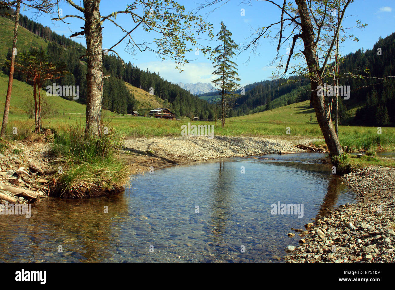 Un flusso accanto al lago Bodensee in Niedere Tauern, Alpi, Austria Foto Stock