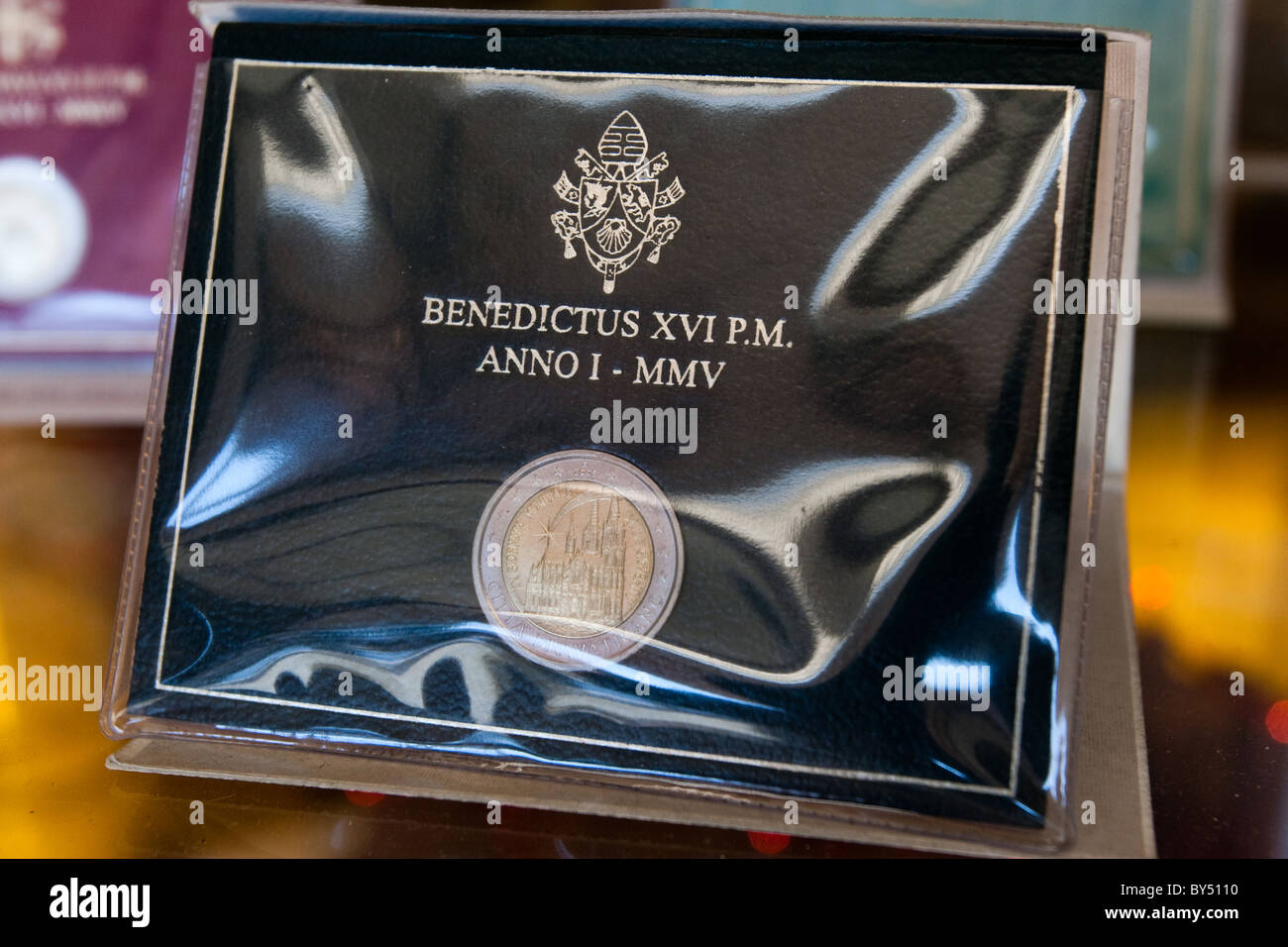 Collezioni di monete Vaticano euro visualizzati in una finestra del negozio shop di fronte a Città del Vaticano Roma Italia Europa. Foto Stock