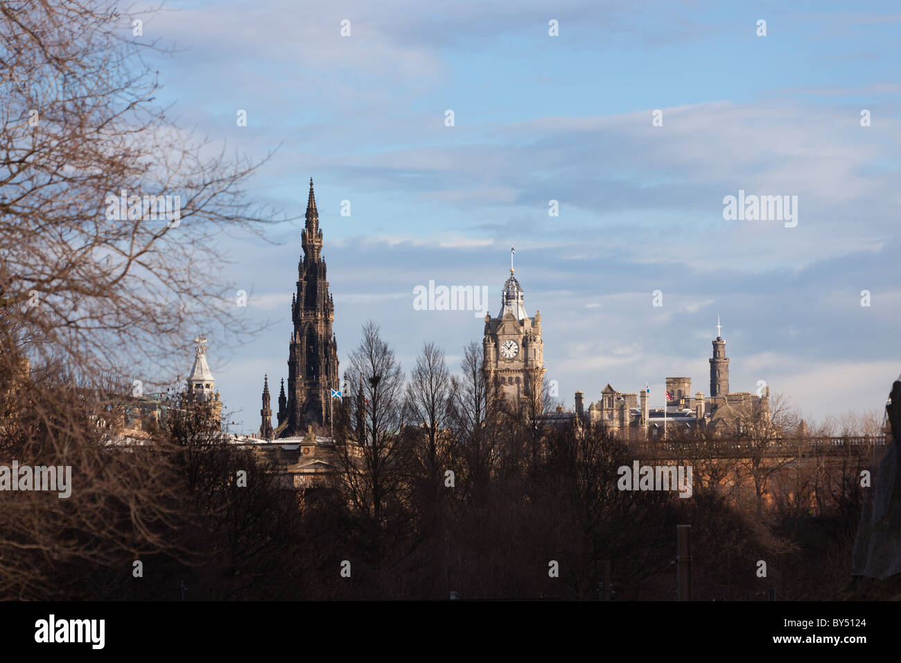 Lo skyline di Edimburgo, guardando ad ovest verso Waverley Foto Stock