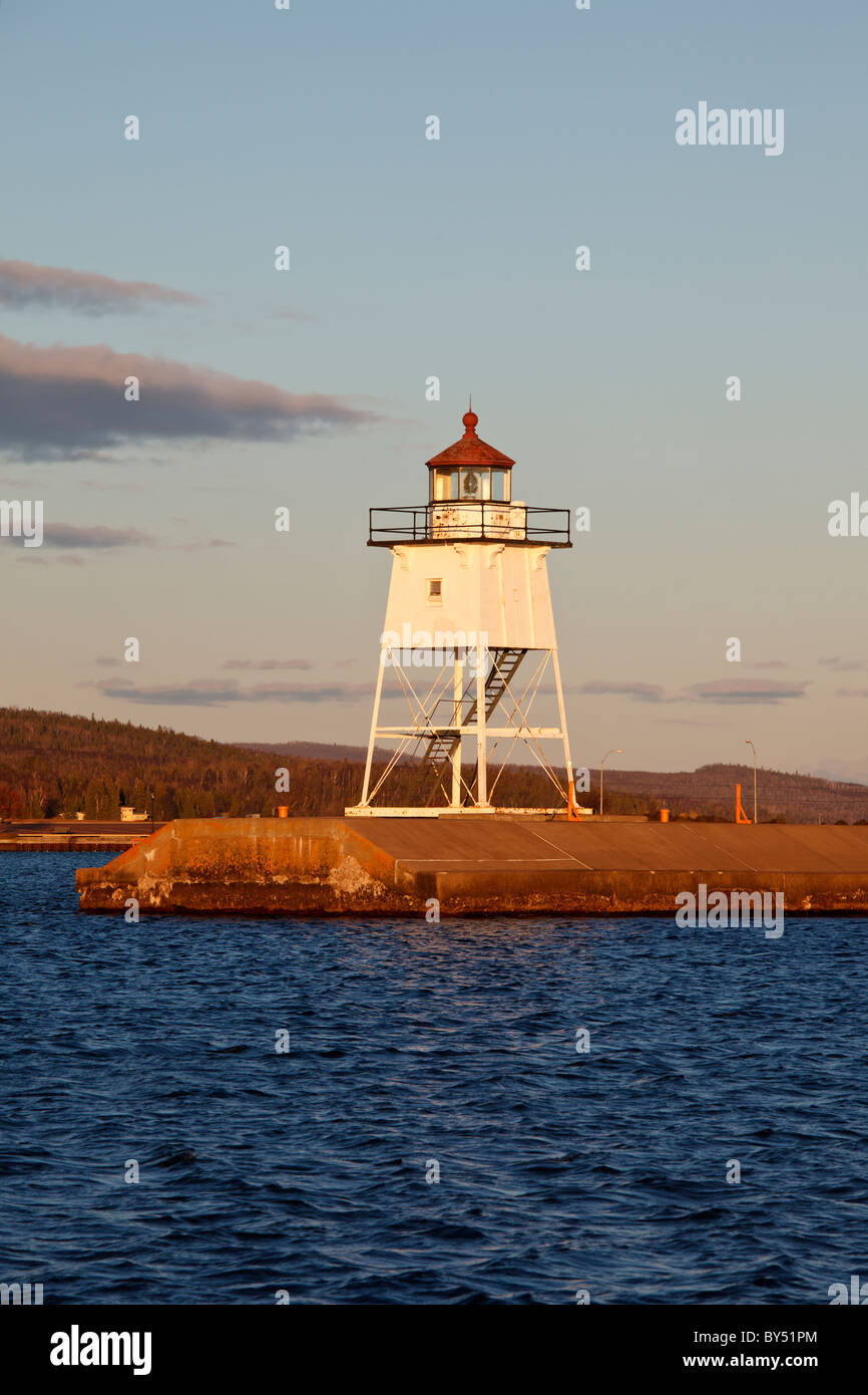 Luce di Porto e frangiflutti in Grand Marais, Minnesota sulla North Shore. Foto Stock