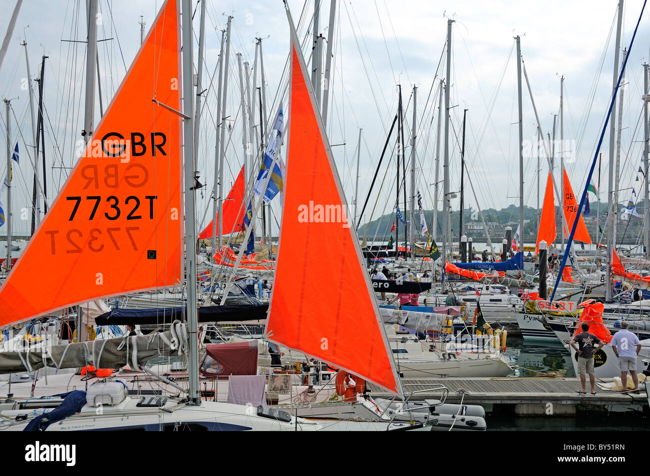 Yachts a Cowes issare la loro tempesta fiocchi per farli controllare prima di prendere parte alla gara di Fastnet, Isle of Wight, Regno Unito Foto Stock