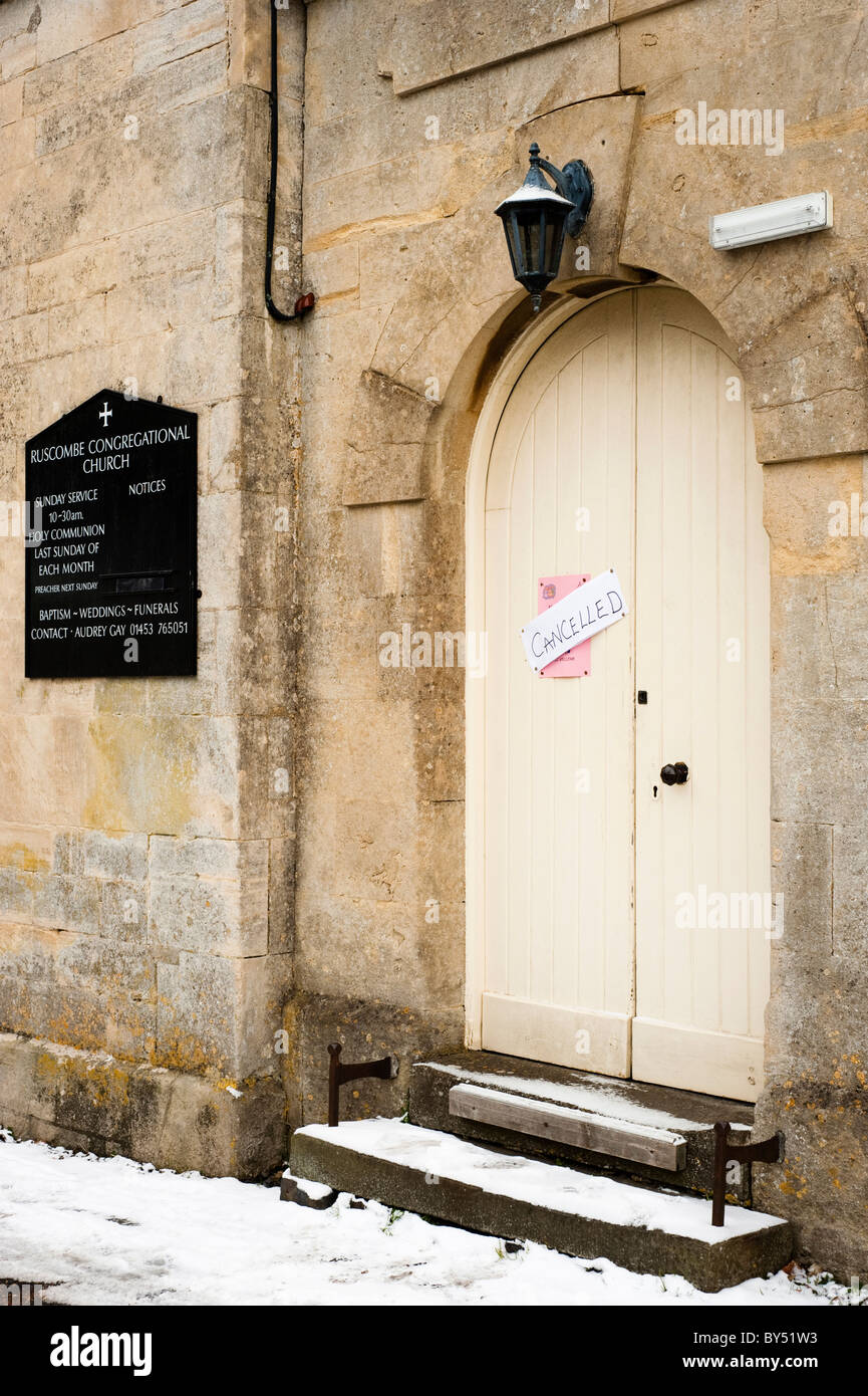 "Annullato" cartello sulla porta di una chiesa in inverno la neve Foto Stock