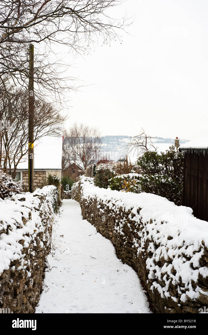 Coperta di neve sul sentiero in Whiteshill, Stroud, Gloucestershire, England, Regno Unito Foto Stock