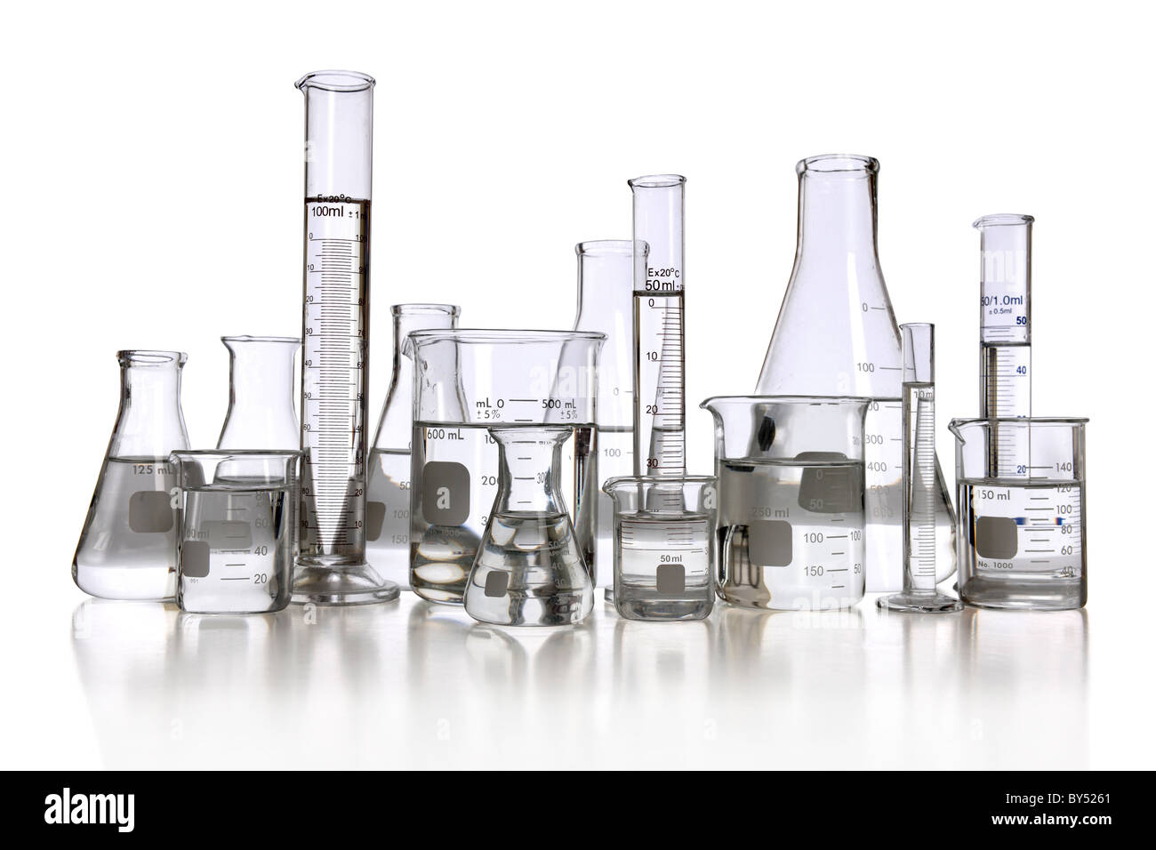 Vetreria di laboratorio con liquido trasparente isolate su sfondo bianco - con tracciato di ritaglio Foto Stock