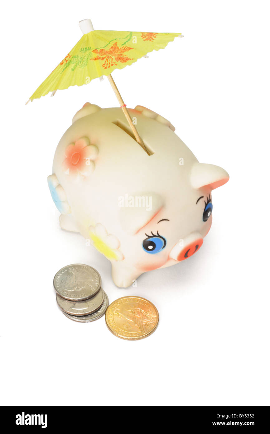Il risparmio per i giorni di pioggia - Molto carino salvadanaio con ombrello coloratissimo e noi monete su sfondo bianco Foto Stock