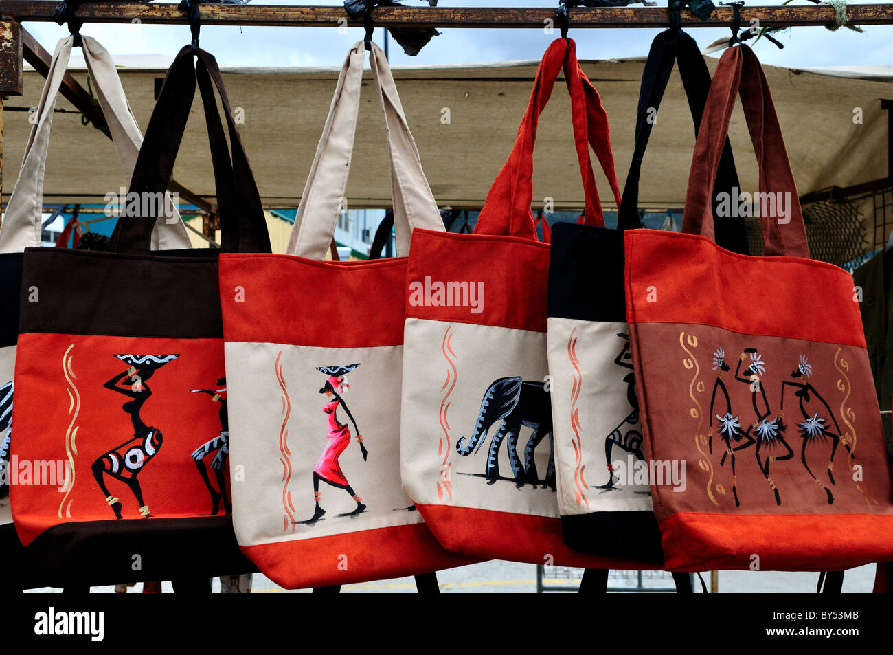 Negozio di souvenir borsette per la vendita al mercato. Cape Town, Sud Africa. Foto Stock