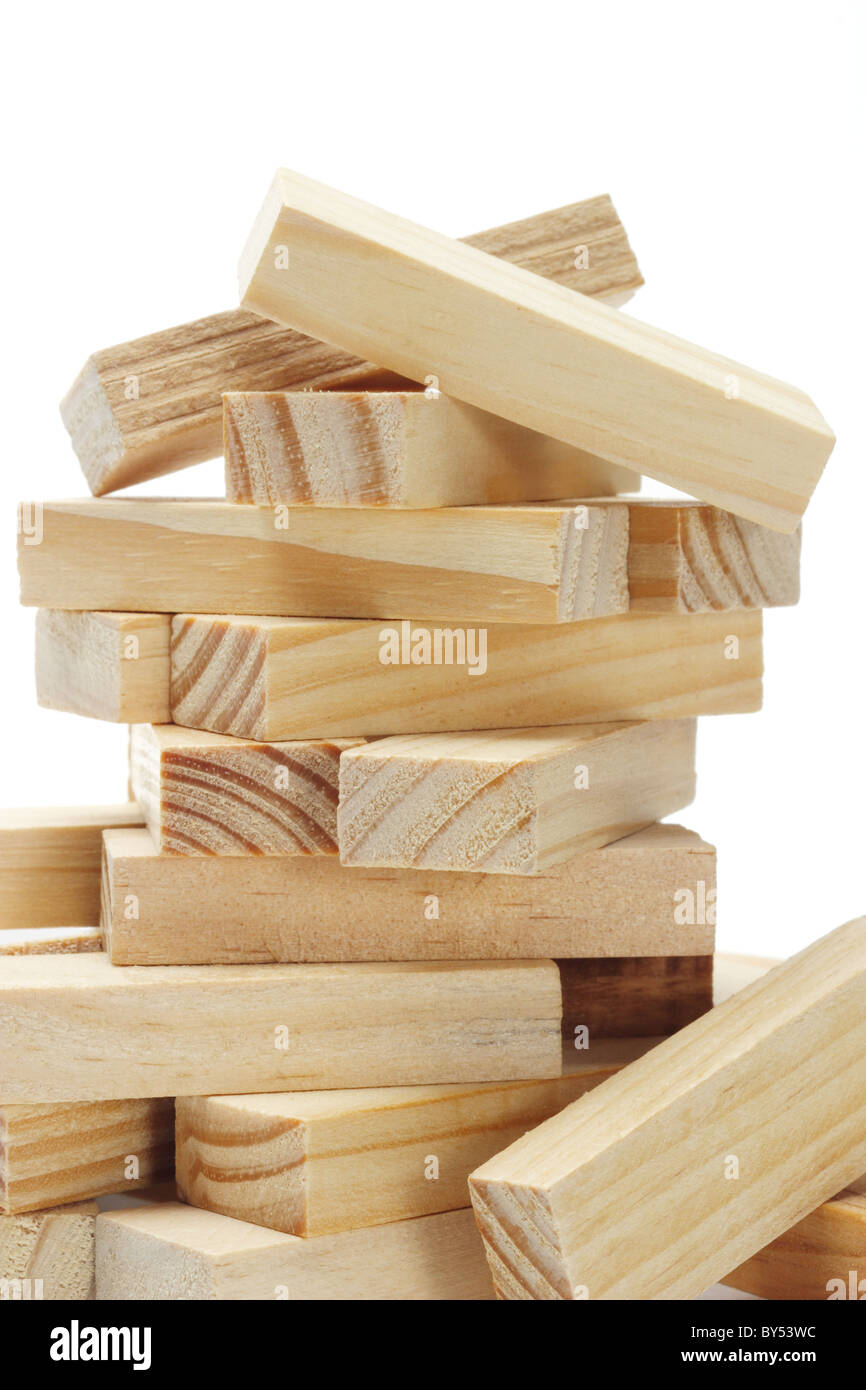 Pila di legno blocchi rettangolari su bianco bcakground Foto Stock
