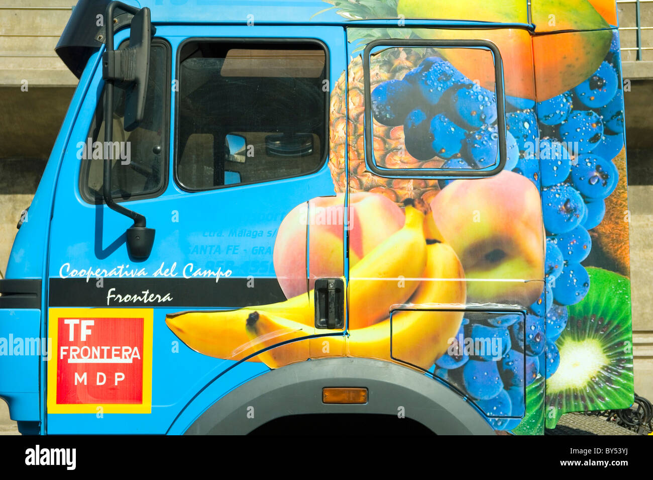 El Hierro, Isole Canarie. Frutta carrello di trasporto carro. Esportazione intensivo della frutticoltura è centrato in El Golfo zona vicino a Conil de la Frontera Foto Stock